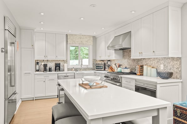 Kühlschrank, Mikrowelle, Wasserkocher mit Kaffee-/Teezubehör, Toaster