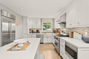 Fridge, microwave, oven, stovetop - 5BR/2.5BA LUXURY CONDOMINIUM - SLEEPS 8 - ASPEN - CENTRAL CORE (Aspen)