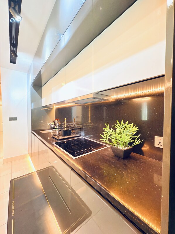 Micro-ondes, four, plaque de cuisson, lave-vaisselle
