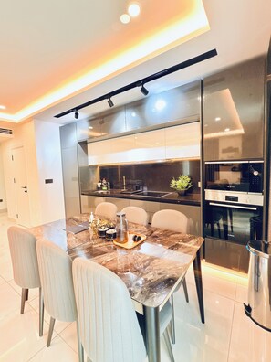 Micro-ondes, four, plaque de cuisson, lave-vaisselle