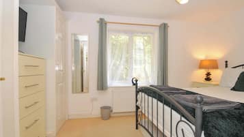 2 dormitorios, decoración individual, mobiliario individual