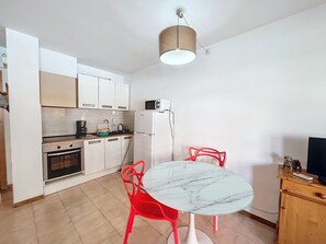 Fridge, microwave, oven, coffee/tea maker