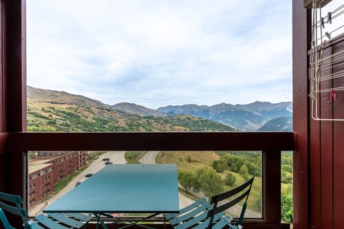 Studio Apartment 'Avec Vue Splendide' with Mountain View and Balcony