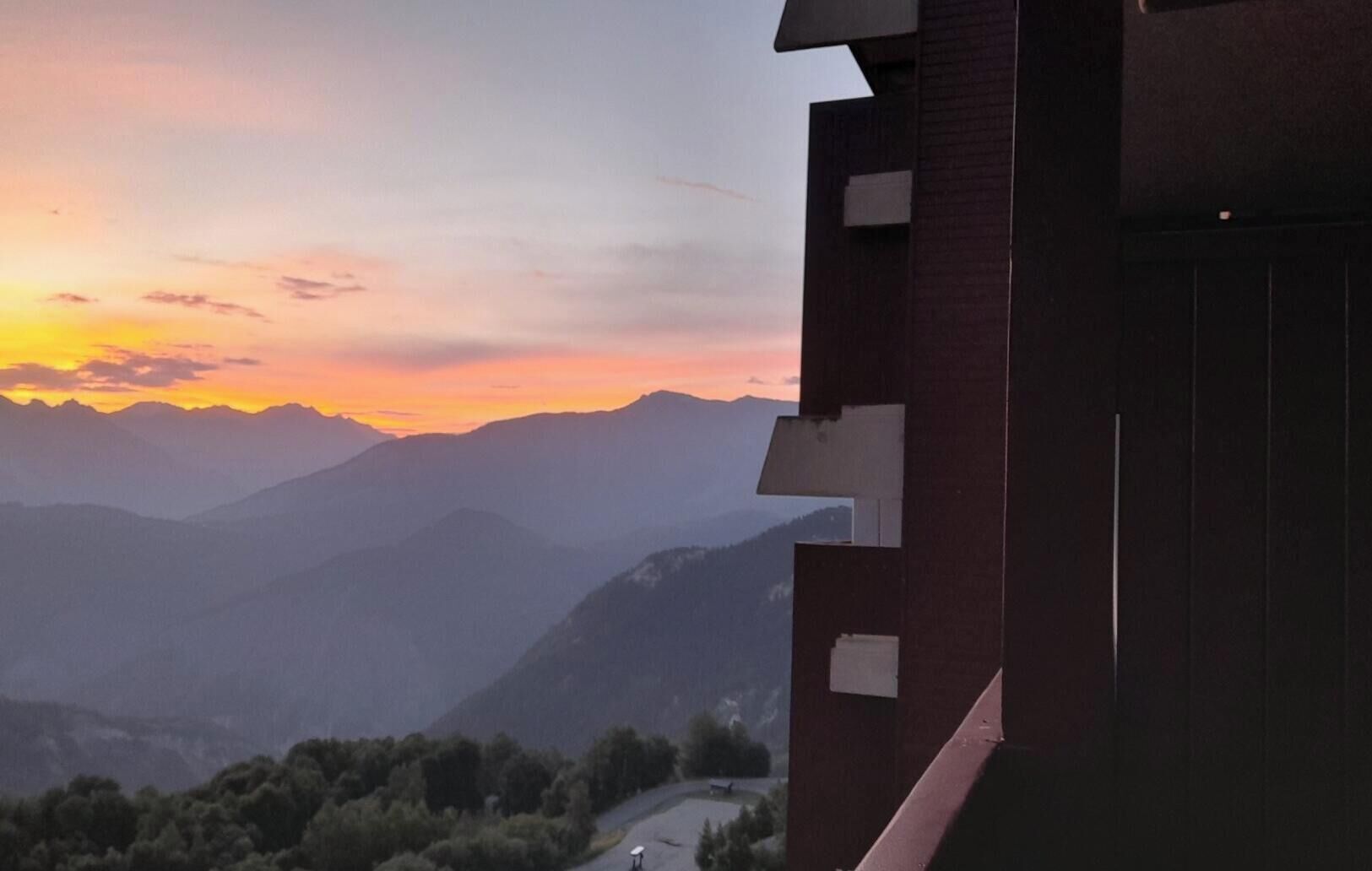 Paisaje montañoso con un atardecer.