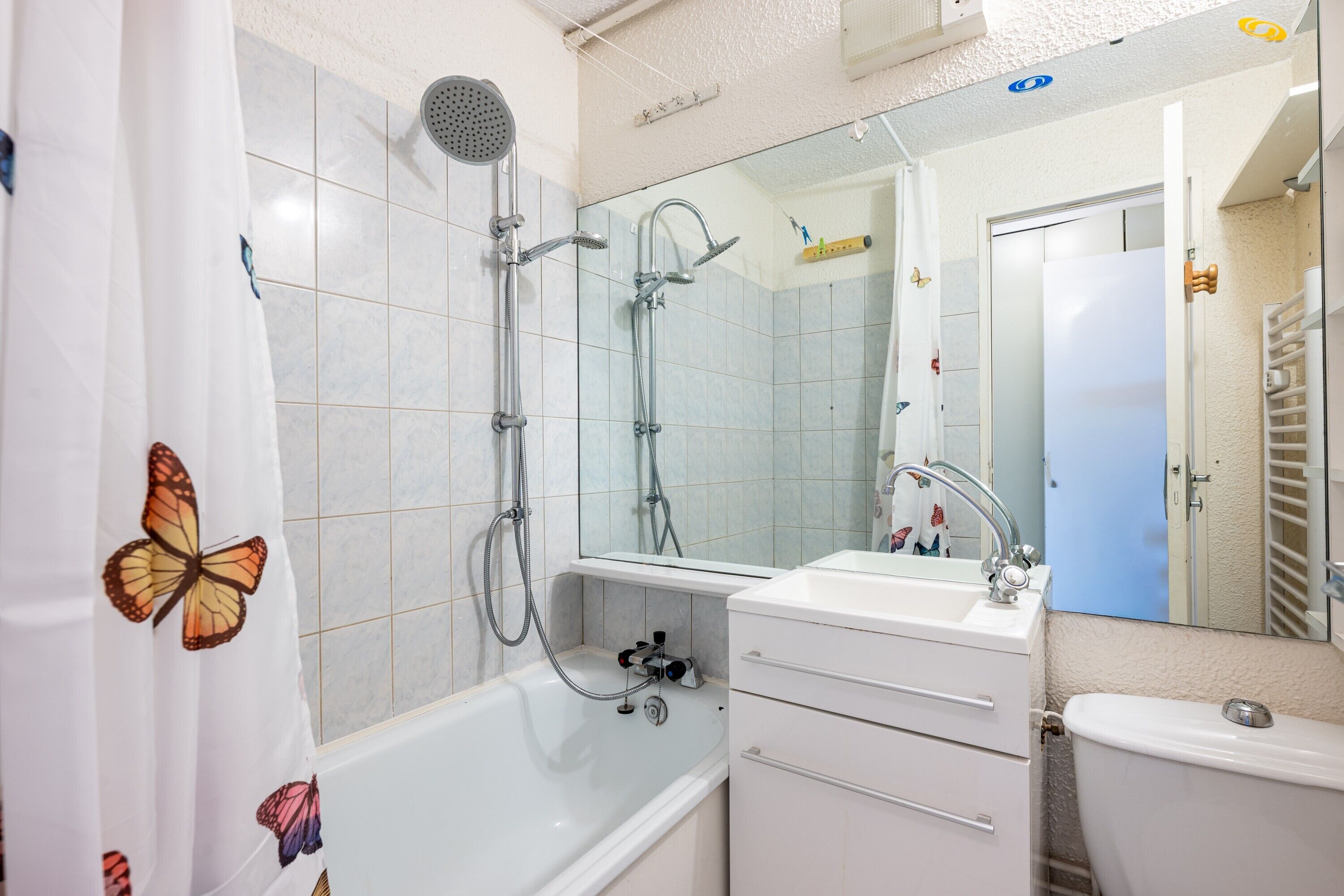 Une salle de bain équipée d’une baignoire, d’une douche, d’un lavabo et de toilettes.