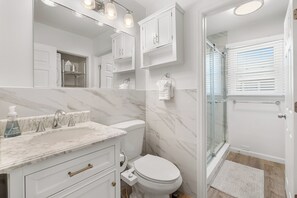 Secadora de cabello, bidet, toallas, jabón