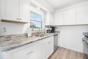 Micro-ondes, four, plaque de cuisson, lave-vaisselle