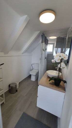 Een douche, handdoeken