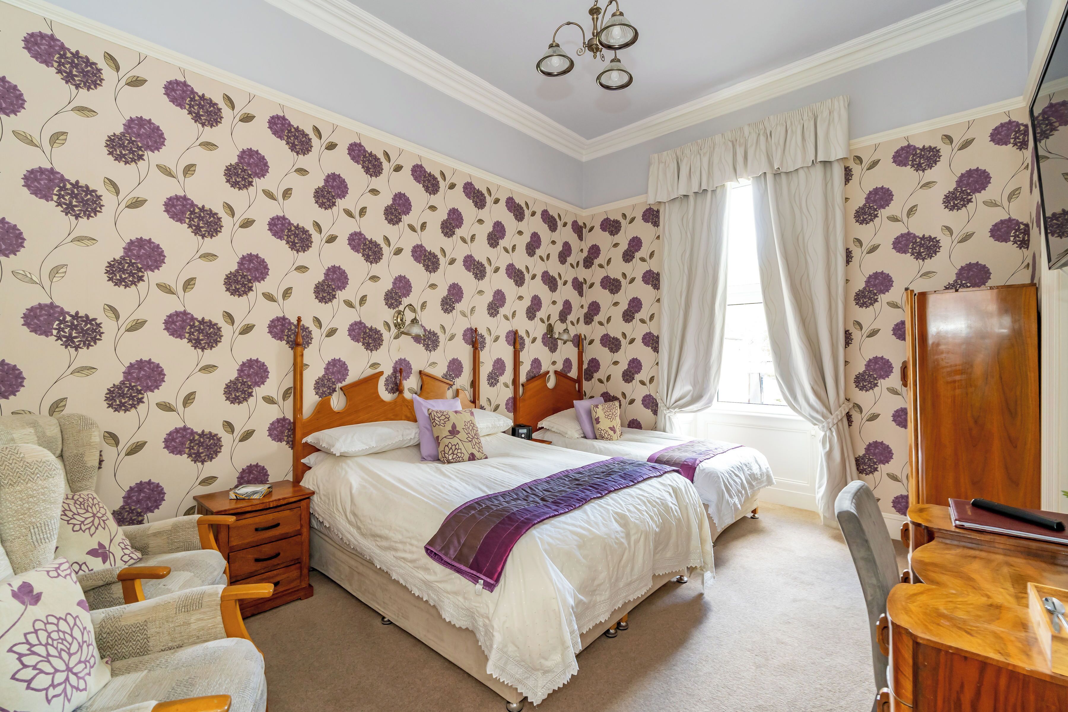 标准三人房 | 迷你吧（备有免费物品）、特色装修、特色家居、办公桌