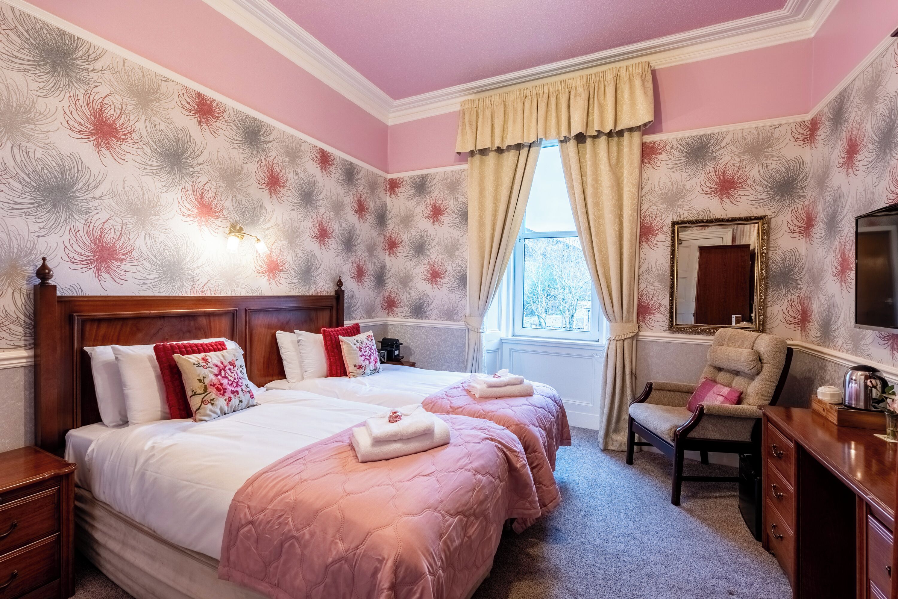 Deluxe Twin Room | Free minibar, individually decorated, individually furnished, desk