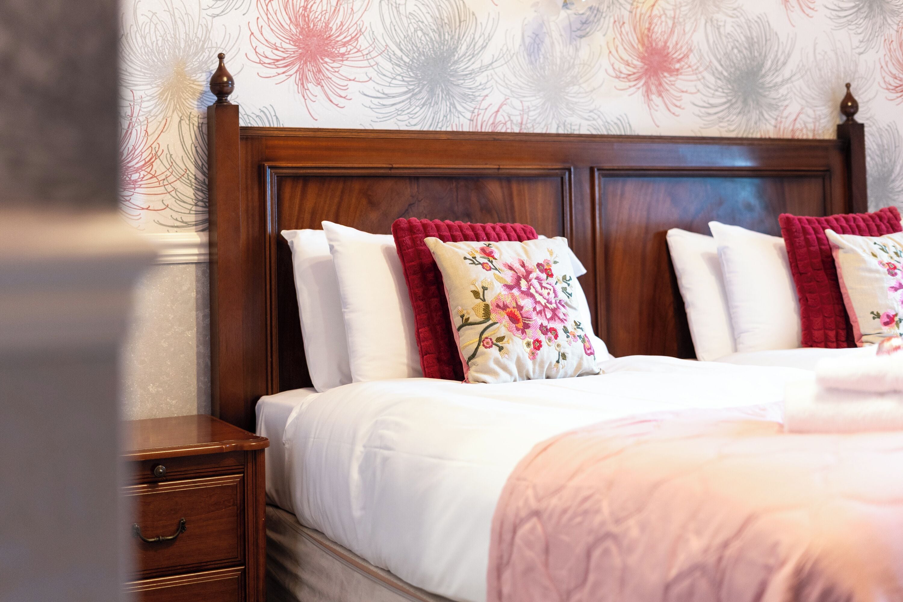 Minibar con artículos gratuitos y decoración personalizada 