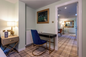 Premium Suite, 2 Bedrooms, Terrace - Self Served | Free minibar, individually decorated, individually furnished, desk - Gifford House (Edinburgh)