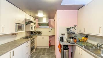 Deluxe Apartment | Private kitchen | Mini-fridge, coffee/tea maker, electric kettle