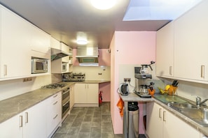 Deluxe-Apartment | Eigene Küche | Mini-Kühlschrank, Wasserkocher mit Kaffee-/Teezubehör, Wasserkocher