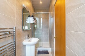 Kamar Triple Standar | Kamar mandi | Shower, perlengkapan mandi gratis, pengering rambut, dan handuk