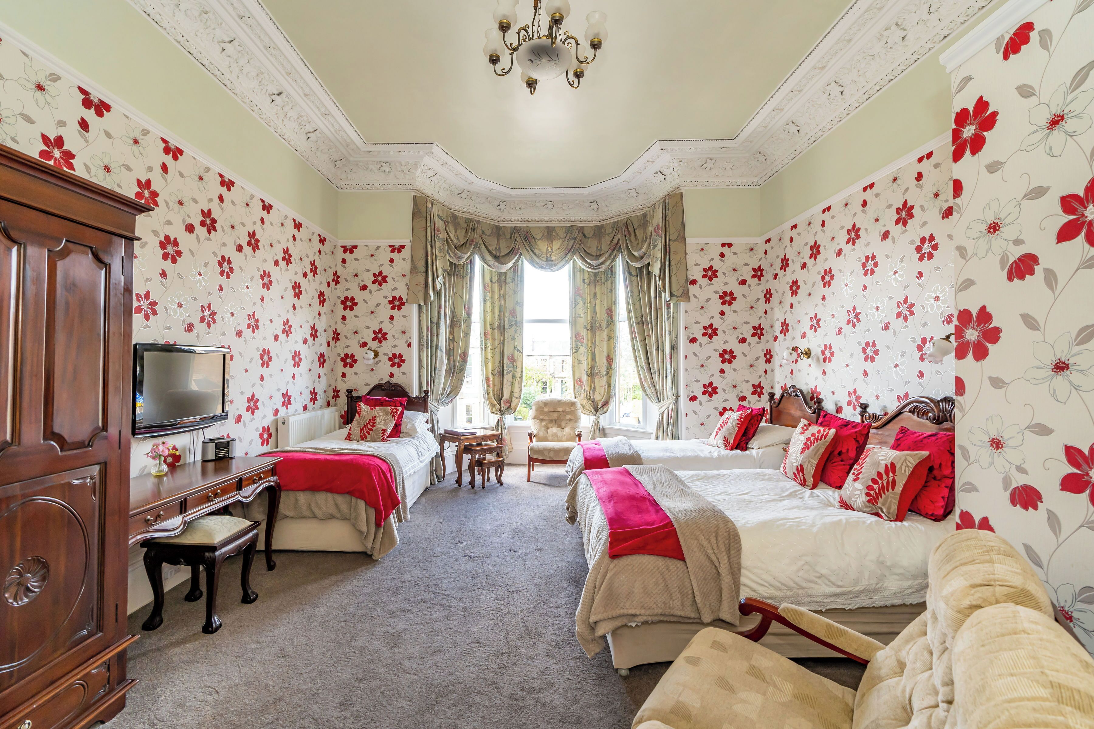 华丽四人房 | 迷你吧（备有免费物品）、特色装修、特色家居、办公桌