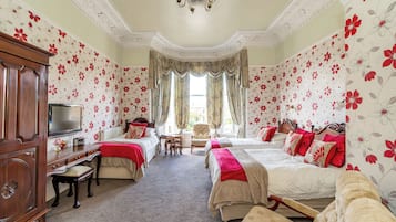 Deluxe Quadruple Room | Free minibar, individually decorated, individually furnished, desk