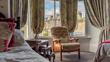 Habitación cuádruple Deluxe | Artículos del minibar gratis y decoración personalizada