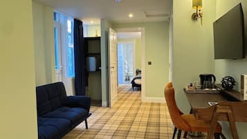 Premium Suite | Free minibar, individually decorated, individually furnished, desk