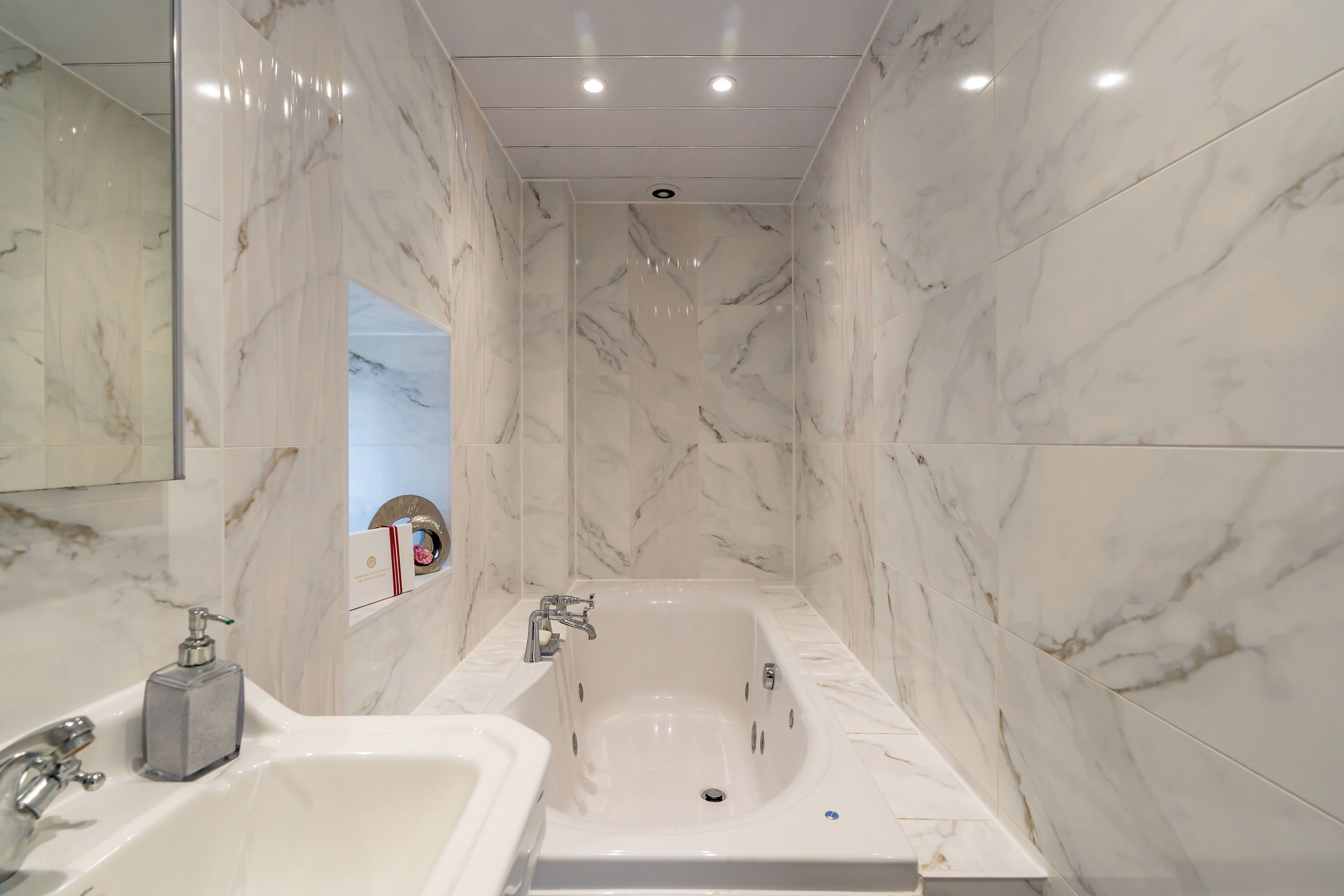 华丽公寓 | 浴室 | 独立的浴缸和淋浴、按摩浴缸、免费洗浴用品、吹风机