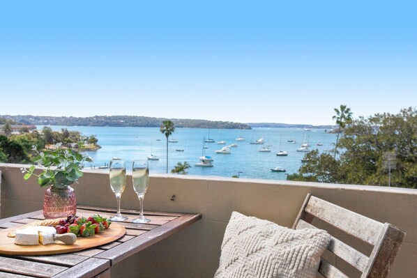 Outdoor dining - Art Deco Gem with Harbour Views in Elizabeth Bay (Elizabeth Bay)