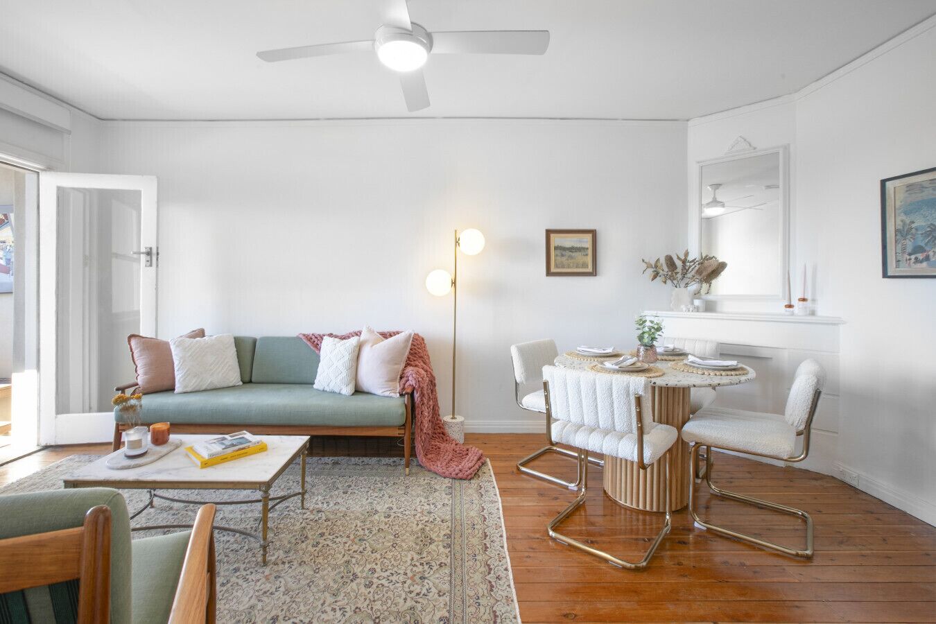 Una sala de estar moderna con sofá, mesa de centro y comedor.