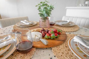 Dining - Art Deco Gem with Harbour Views in Elizabeth Bay (Elizabeth Bay)