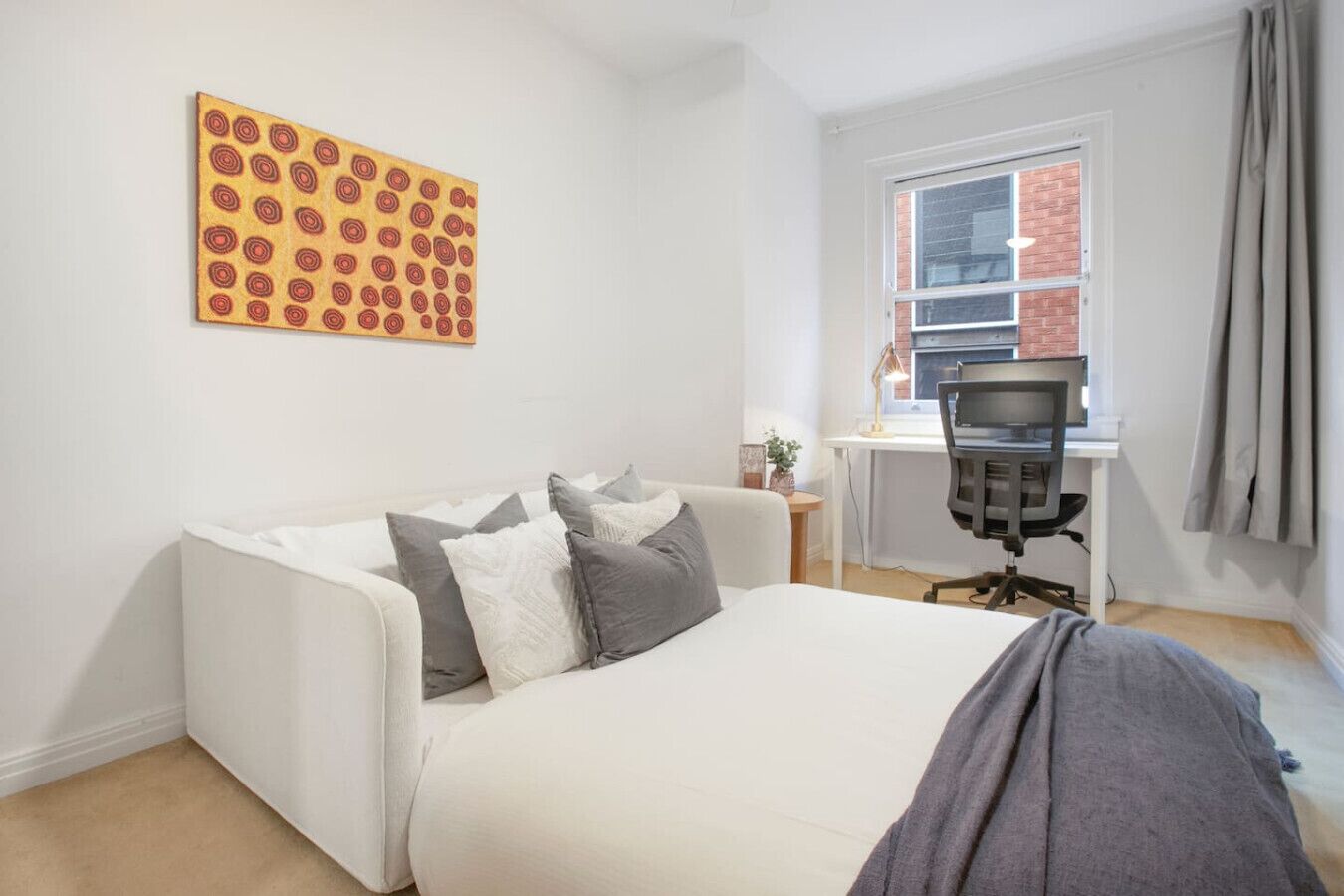 Une chambre à coucher avec un lit, un bureau et une chaise.