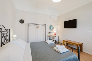 2 habitaciones, escritorio, tabla de planchar con plancha y wifi 