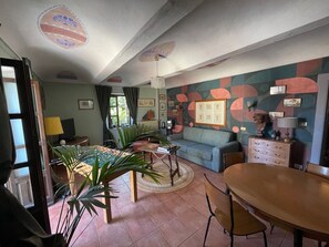 Televisión, reproductor de DVD, futbolito y libros 