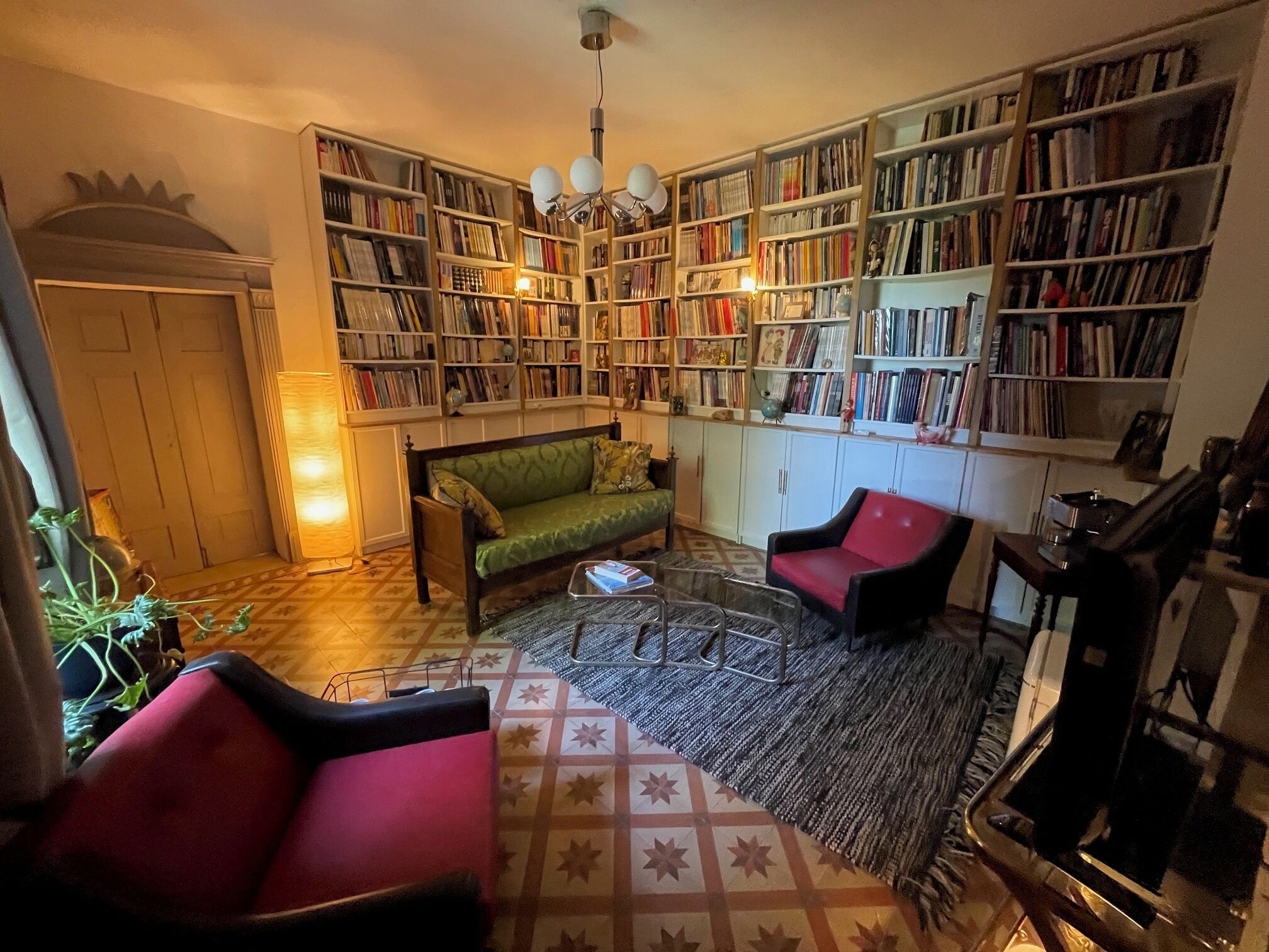 Télévision, lecteur de DVD, baby-foot, livres