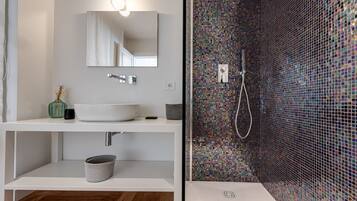 Doccia, asciugacapelli, bidet, asciugamani