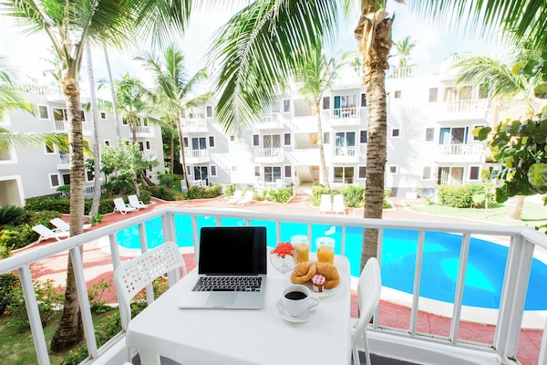 Una piscina al aire libre