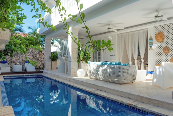 Una piscina al aire libre