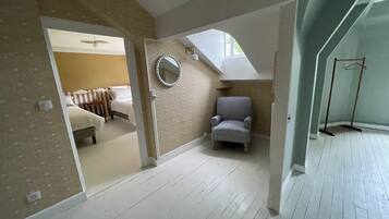 6 slaapkamers, een bureau, een strijkplank/strijkijzer, gratis wifi