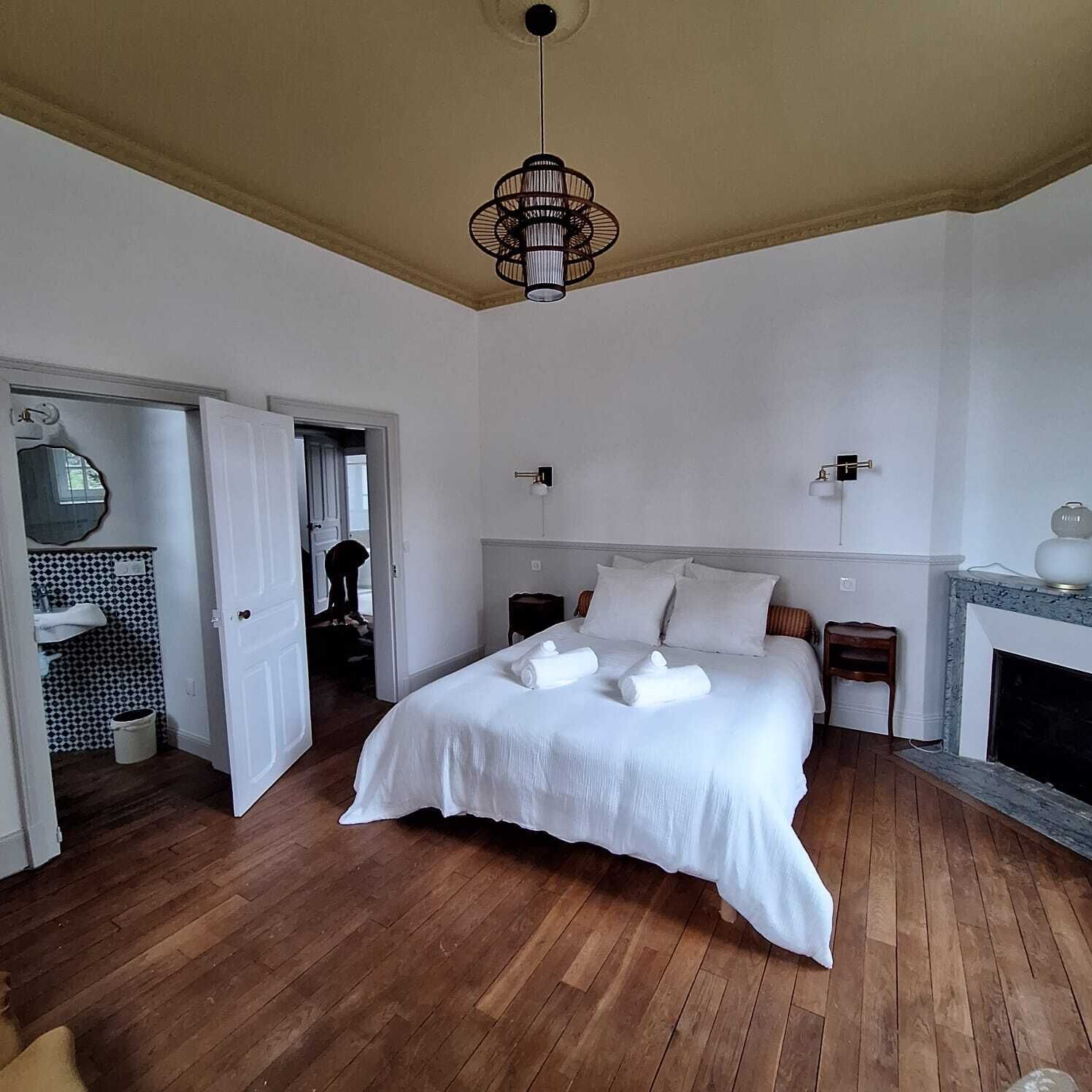 6 bedrooms, desk, iron/ironing board, free WiFi