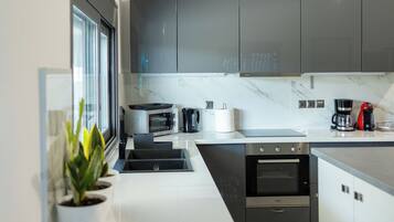 Refrigerador, microondas, horno y lavavajillas