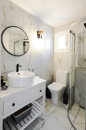 Suihku, hiustenkuivaaja, pyyhkeet, saippua