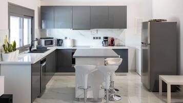 雪櫃、微波爐、焗爐、洗碗機