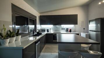 雪櫃、微波爐、焗爐、洗碗機