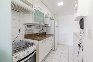 Refrigerador, microondas, placa de cocina, especias