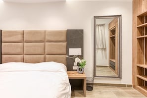2 bedrooms, desk, iron/ironing board