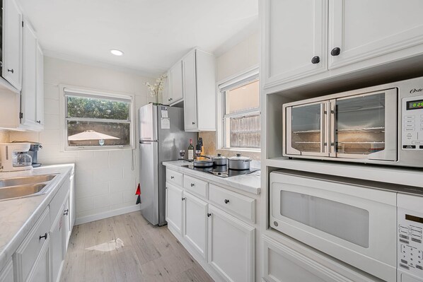 Kühlschrank, Mikrowelle, Herdplatte, Geschirrspüler