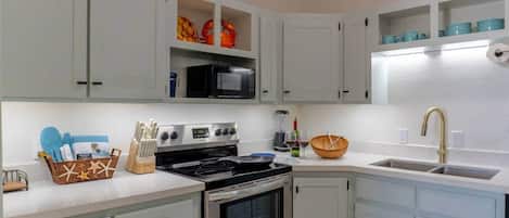 Microwave, oven, stovetop, cookware/dishes/utensils