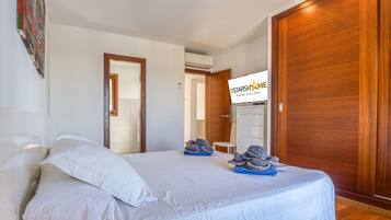 3 dormitorios, tabla de planchar con plancha, cuna de viaje