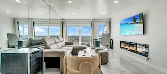 Rooftop 2-bedroom apartment in heart of West Hollywood with skyline view