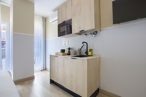 Quarto casal, 1 cama de casal, chuveiro adaptado, no piso térreo | Ferros/tábuas de passar roupa, Wi-Fi de cortesia