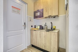 Standaard tweepersoonskamer, 1 tweepersoonsbed, privébadkamer, op benedenverdieping | Een strijkplank/strijkijzer, gratis wifi