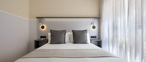 Chambre Standard double, 1 lit double, salle de bain privée, rez-de-chaussée | Fer et planche à repasser, accÚs au Wi-Fi (inclus)