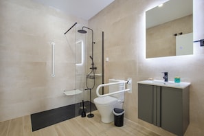 Double Room, 1 Katil Kelamin (Double), pancuran mandi boleh pindah, Ground Floor | Bilik Mandi | Pancuran mandi, pengering rambut, tuala disediakan, sabun